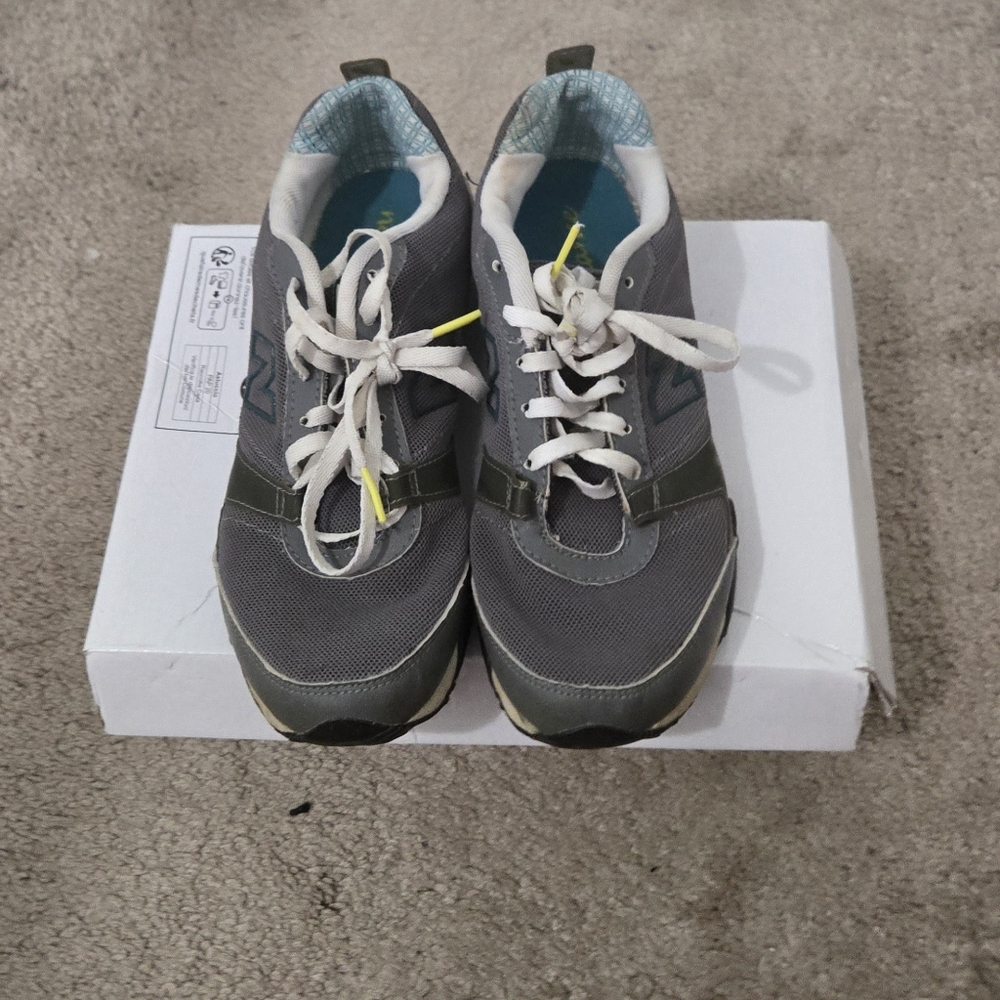 Sneakers - Picture 5 of 8